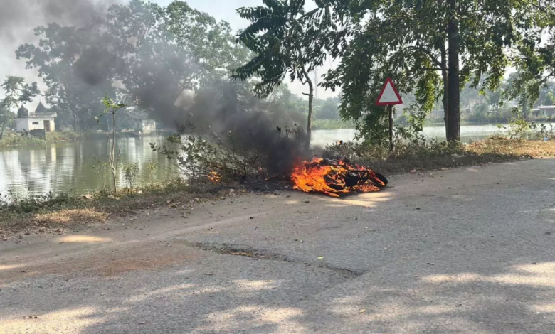 CG : चलती इलेक्ट्रिक स्कूटी में लगी भीषण आग, भाई-बहन ने कूदकर बचाई जान …