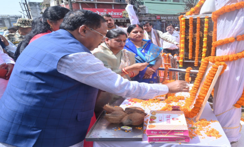 गांधी जयंती पर प्रभारी मंत्री रामविचार नेताम ने मनेंद्रगढ़ में महात्मा गांधी और लाल बहादुर शास्त्री को किया नमन ...