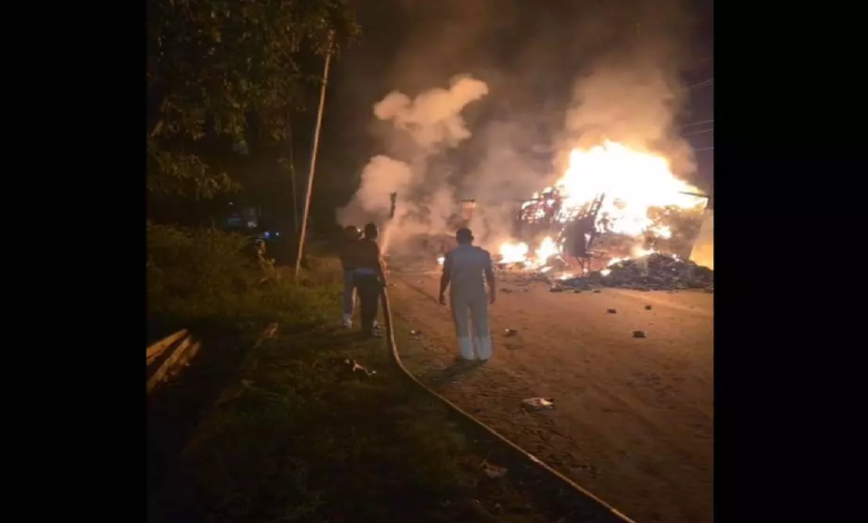 CG : NH-53 पर दो ट्रकों में लगी भीषण आग, चालक ने कूदकर बचाई जान, मचा हड़कंप…