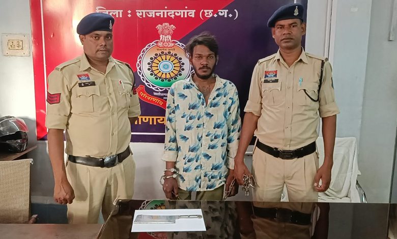 Rajnandgaon : सोमनी बाजार चौक में धारदार हथियार लहराकर लोगों को डराने वाला आरोपी गिरफ्तार - आरोपी के कब्जे से धारदार फरसानुमा चाकू जप्त